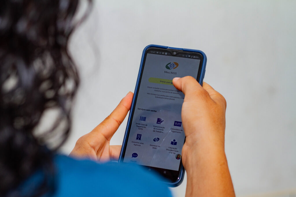 Se você vai receber o reembolso do INSS, veja como acessar o app para conferir a notificação.