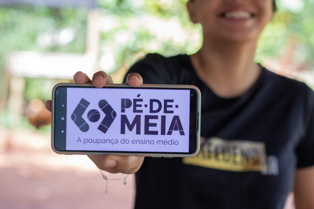 Se você é estudante, saiba tudo sobre como receber o Pé-de-Meia ainda este ano.