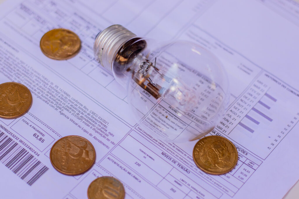 A conta de luz está prestes a aumentar em todo o país. Veja como economizar.