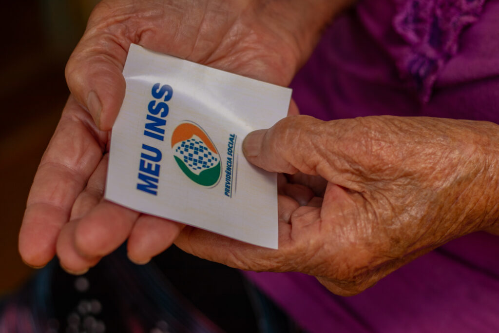 As fraudes do INSS podem ter surgido de um esquema muito mais complexo do que parece. Confira.