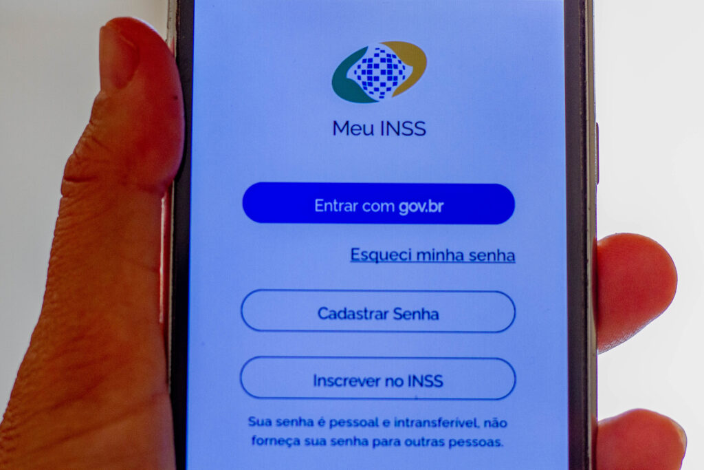 Os segurados do INSS devem procurar meios de acessar seus descontos indevidos.