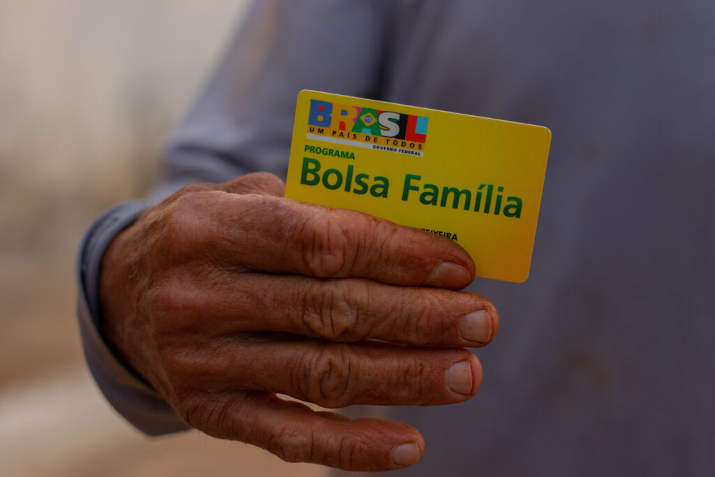 A antecipação do Bolsa Família pode vir para milhares de beneficiários em maio. Confira.