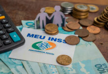 Os avós que cuidam dos netos podem ter acesso à pensão do INSS em certos casos.