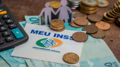 Os avós que cuidam dos netos podem ter acesso à pensão do INSS em certos casos.