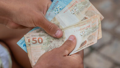 Para garantir mais justiça financeira, o governo pode definir um teto de juros para o consignado.