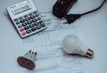 Sua conta de luz anda muito alta? Veja como conseguir bons descontos.