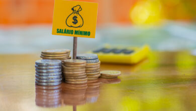 Para o próximo ano, o salário mínimo deve seguir um reajuste acima de 7%.