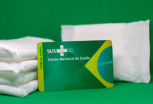 Se você precisa de absorvente, veja como tirar de graça pelo SUS.