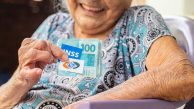 Se você é dona de casa, veja como contribuir com o INSS para se aposentar.